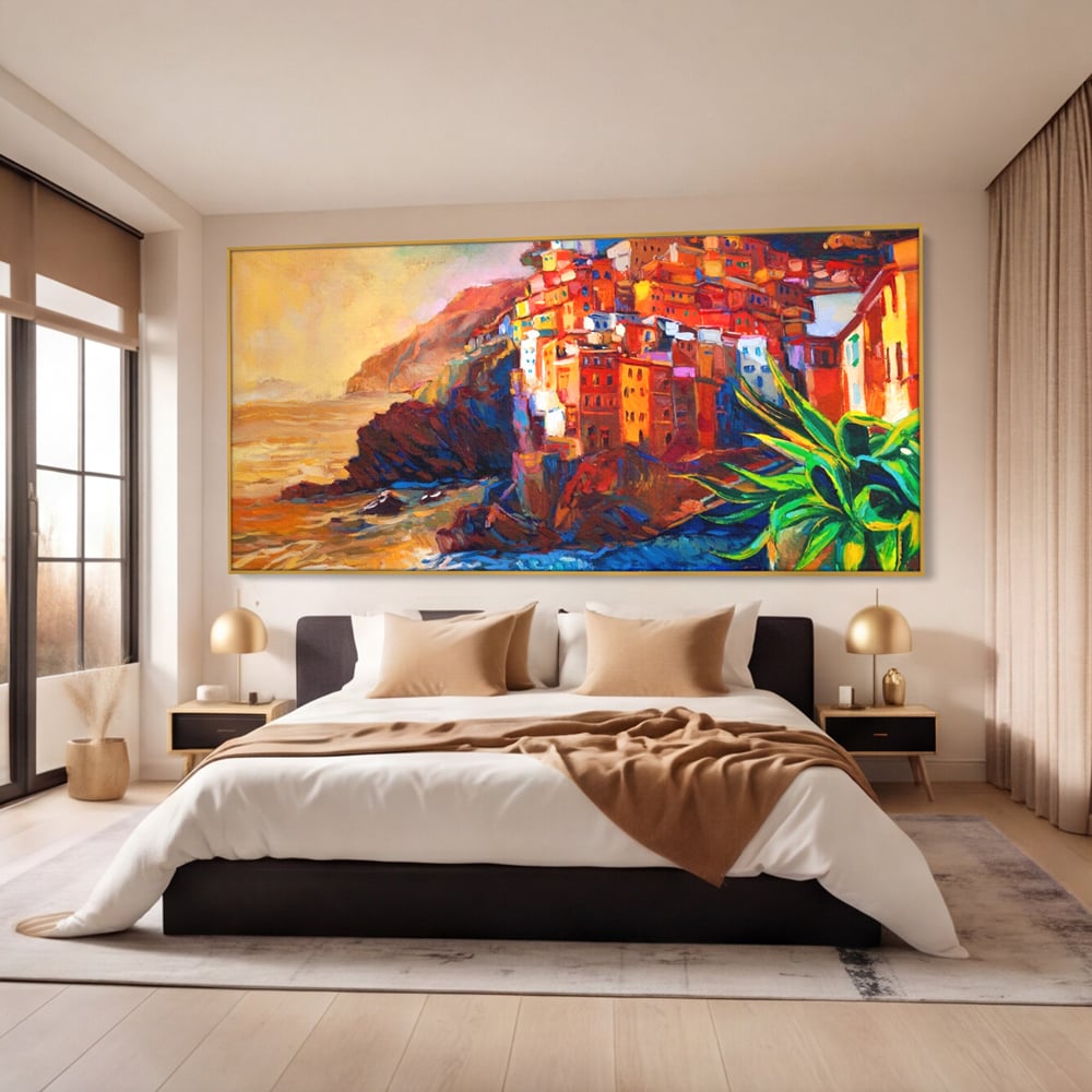 Tablou canvas cu tablou canvas cu oras pe stanci, in rama de aluminiu auriu, pe perete intr-un dormitor